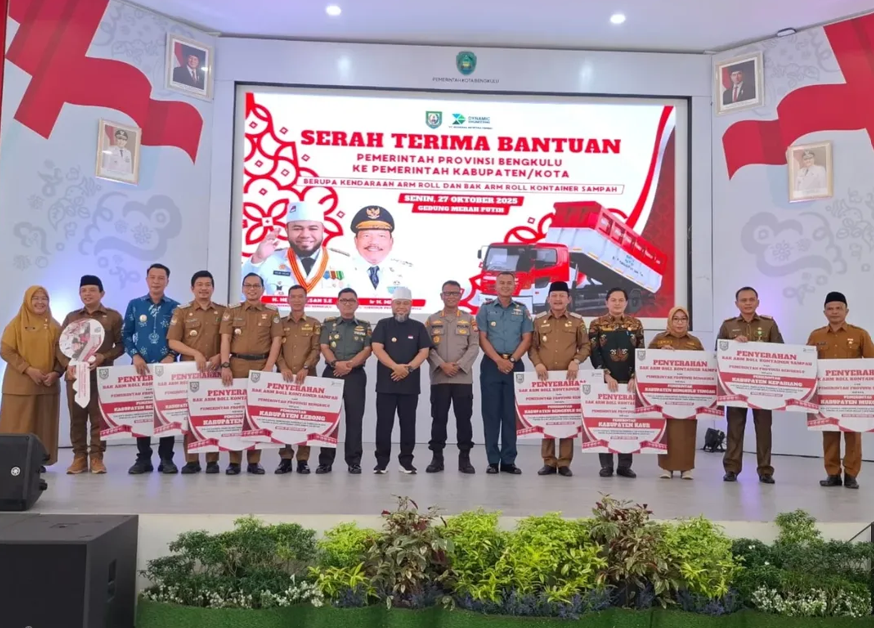 Gubernur Bengkulu Serahkan Bantuan Arm Roll dan Kontainer Sampah untuk Kabupaten/Kota se-Provinsi Bengkulu
