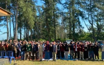 Komitmen dalam Pelestarian Ekosistem Pesisir, DLHK Provinsi Bengkulu Laksanakan Aksi Bersih Pantai dan Penanaman Mangrove bersama HIVE Bengkulu